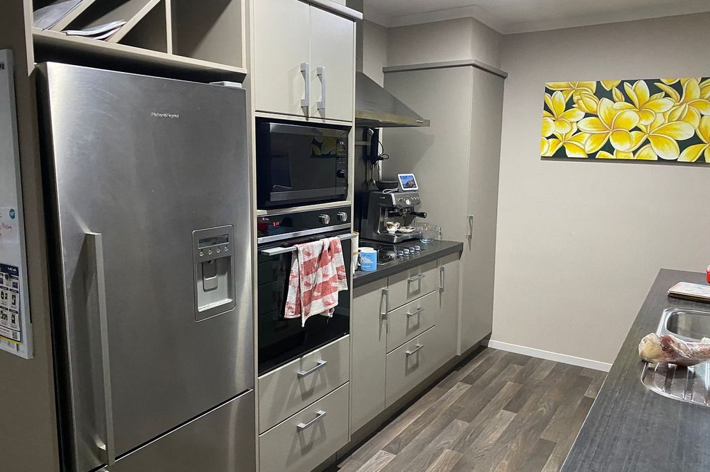 Modern lovely 3bdrm, ensuite &  double garage, 1