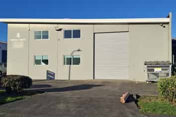 Tidy industrial unit - Kumeu