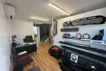 Tidy industrial unit - Kumeu