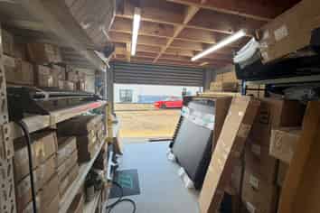 Tidy industrial unit - Kumeu