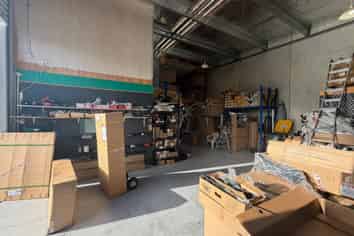Tidy industrial unit - Kumeu