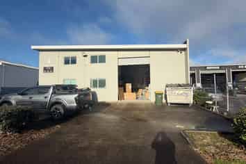 Tidy industrial unit - Kumeu