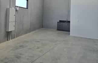 High Stud 51㎡ Workshop with 4 Carparks