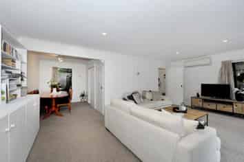 2/71 Office Road, Merivale