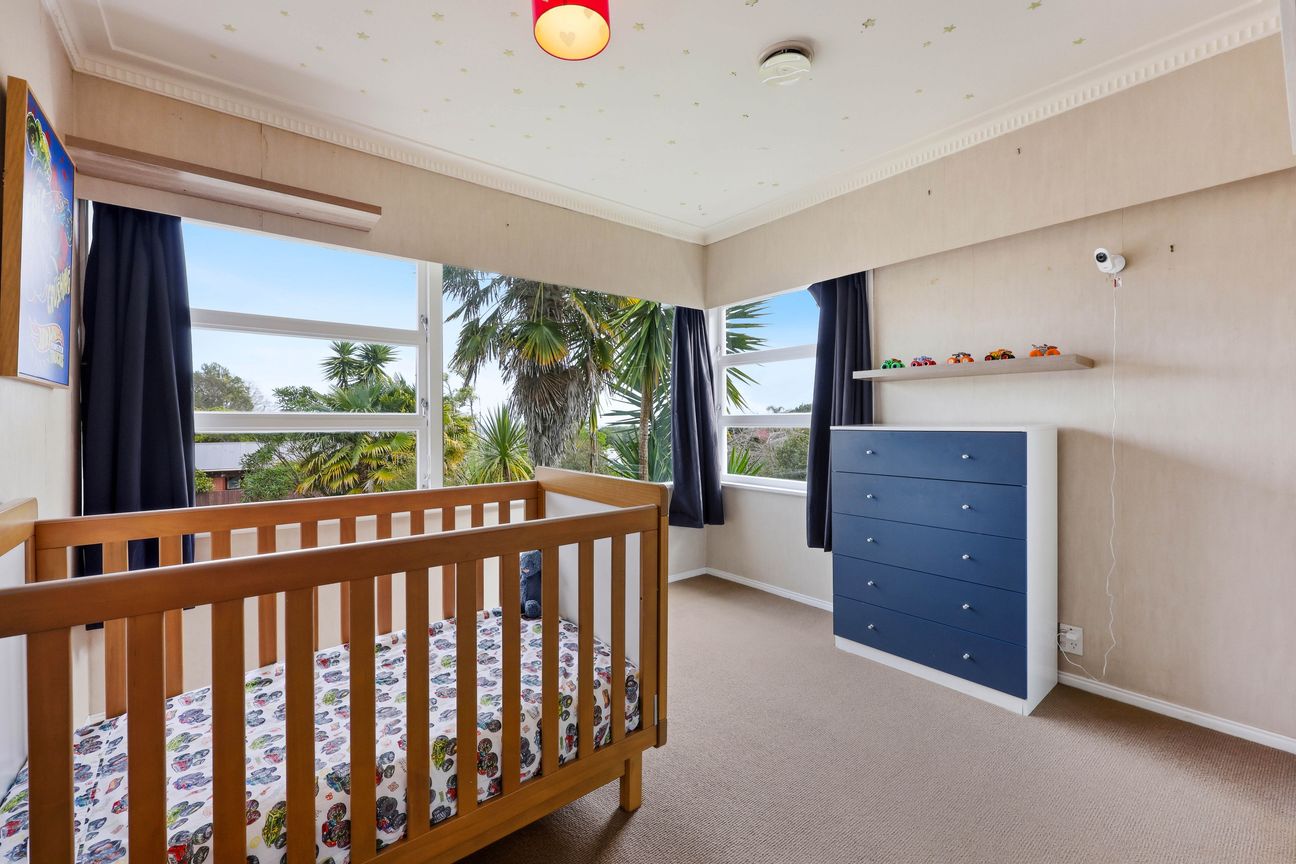 Elevated Massive Family Living w Pool & Character - Bild 6