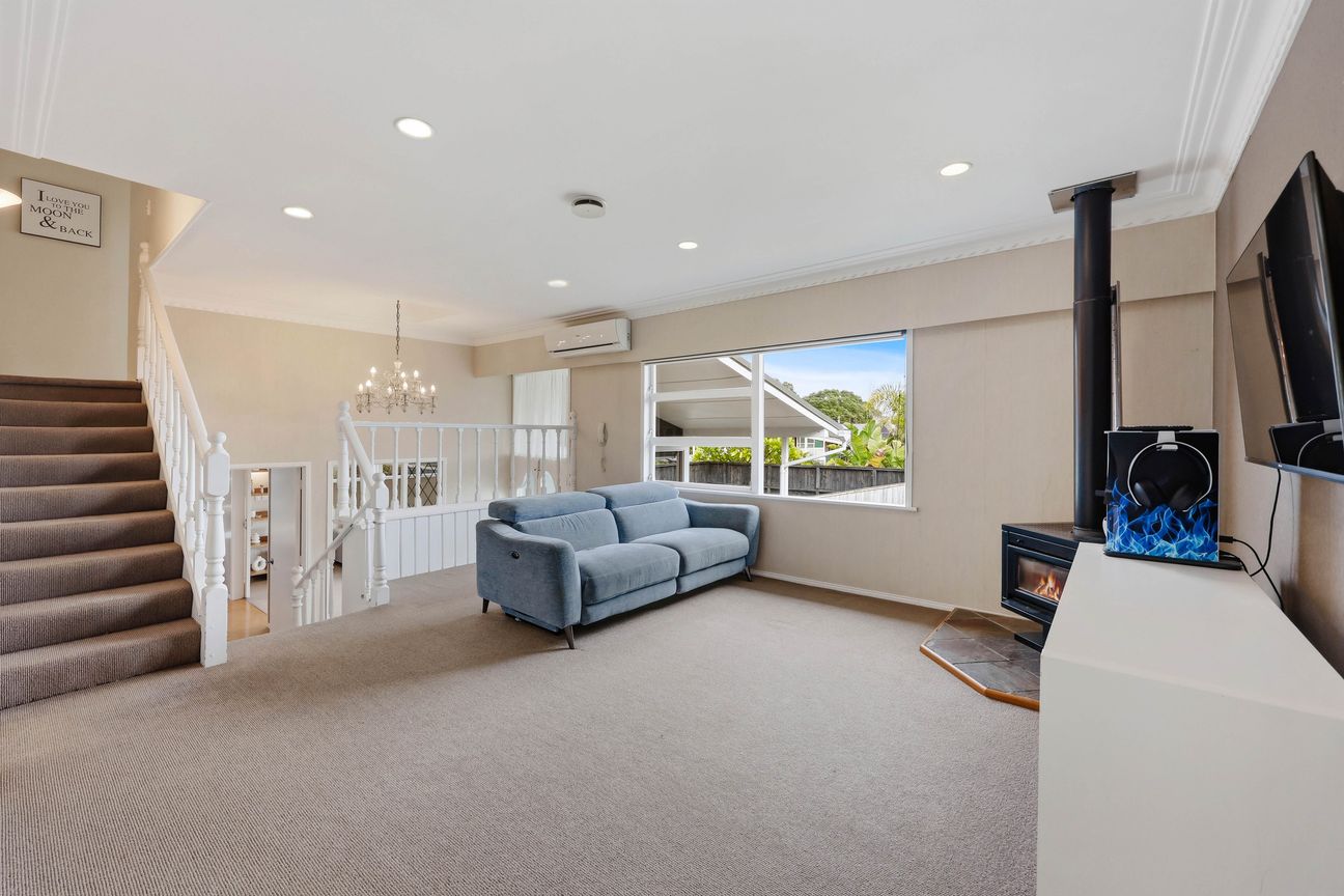 Elevated Massive Family Living w Pool & Character - Bild 5