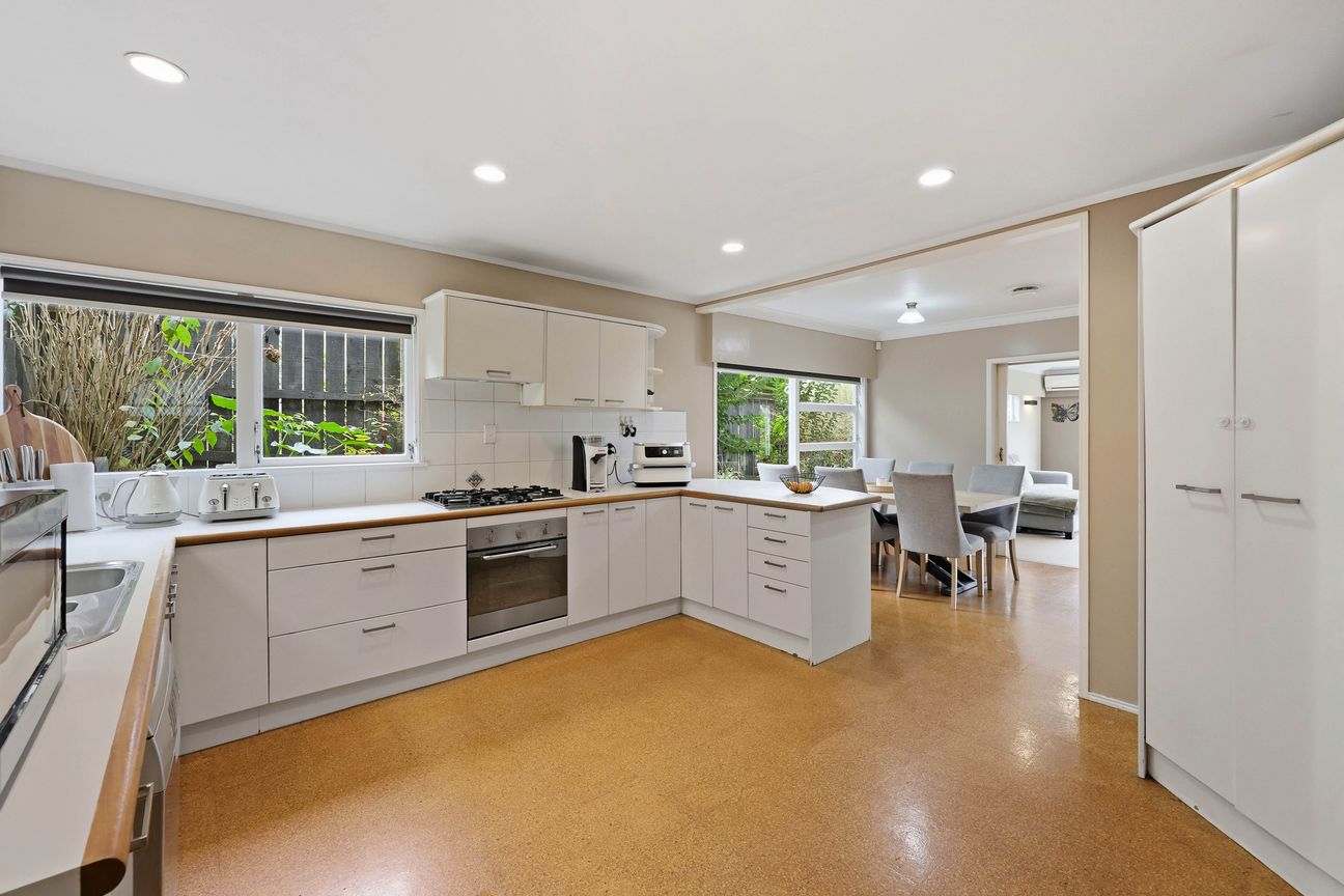 Elevated Massive Family Living w Pool & Character - Bild 3