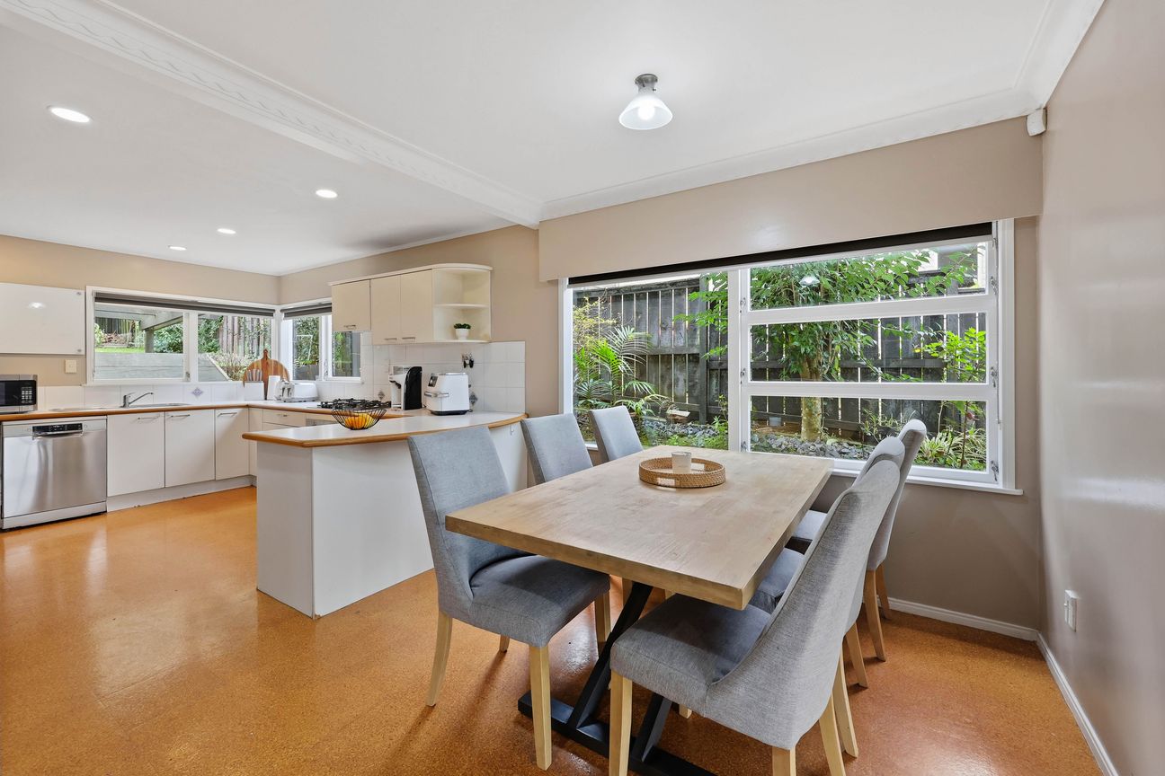 Elevated Massive Family Living w Pool & Character - Bild 4