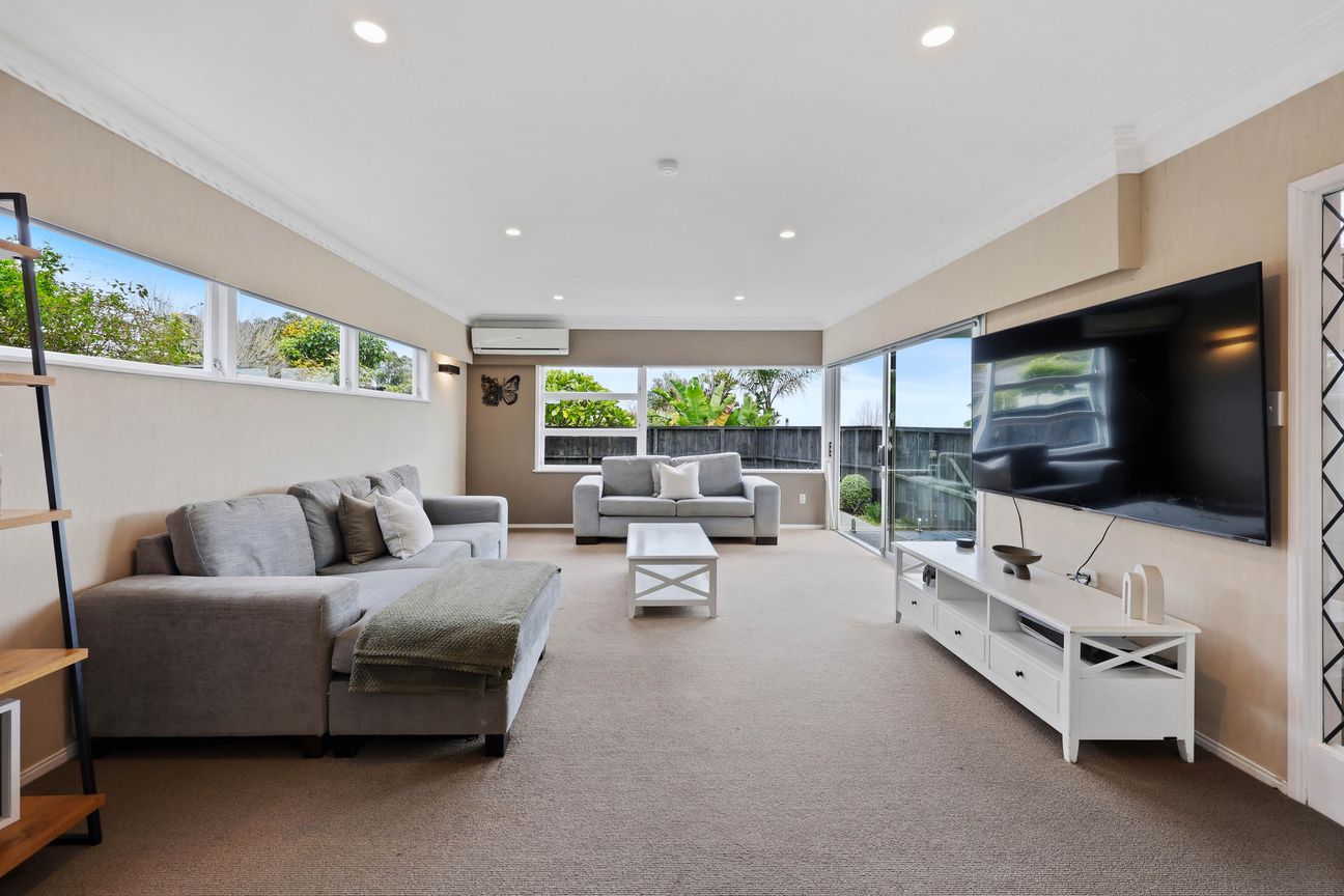 Elevated Massive Family Living w Pool & Character - Bild 2