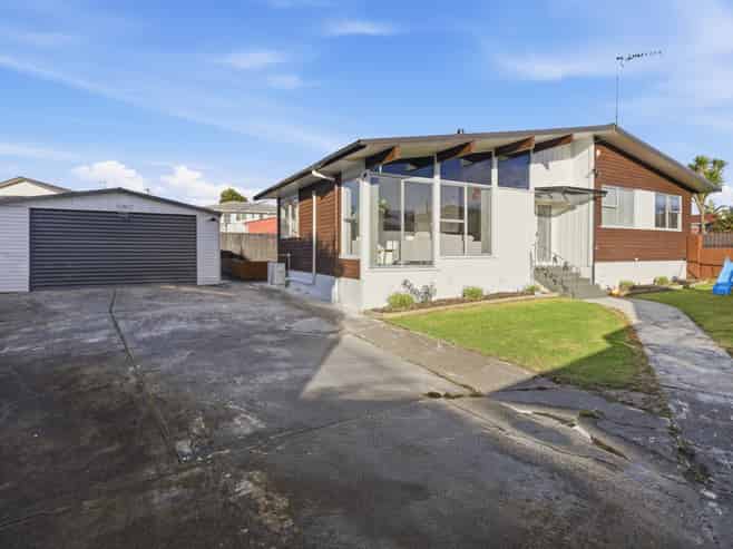 39 Thornlow Street, Glendene