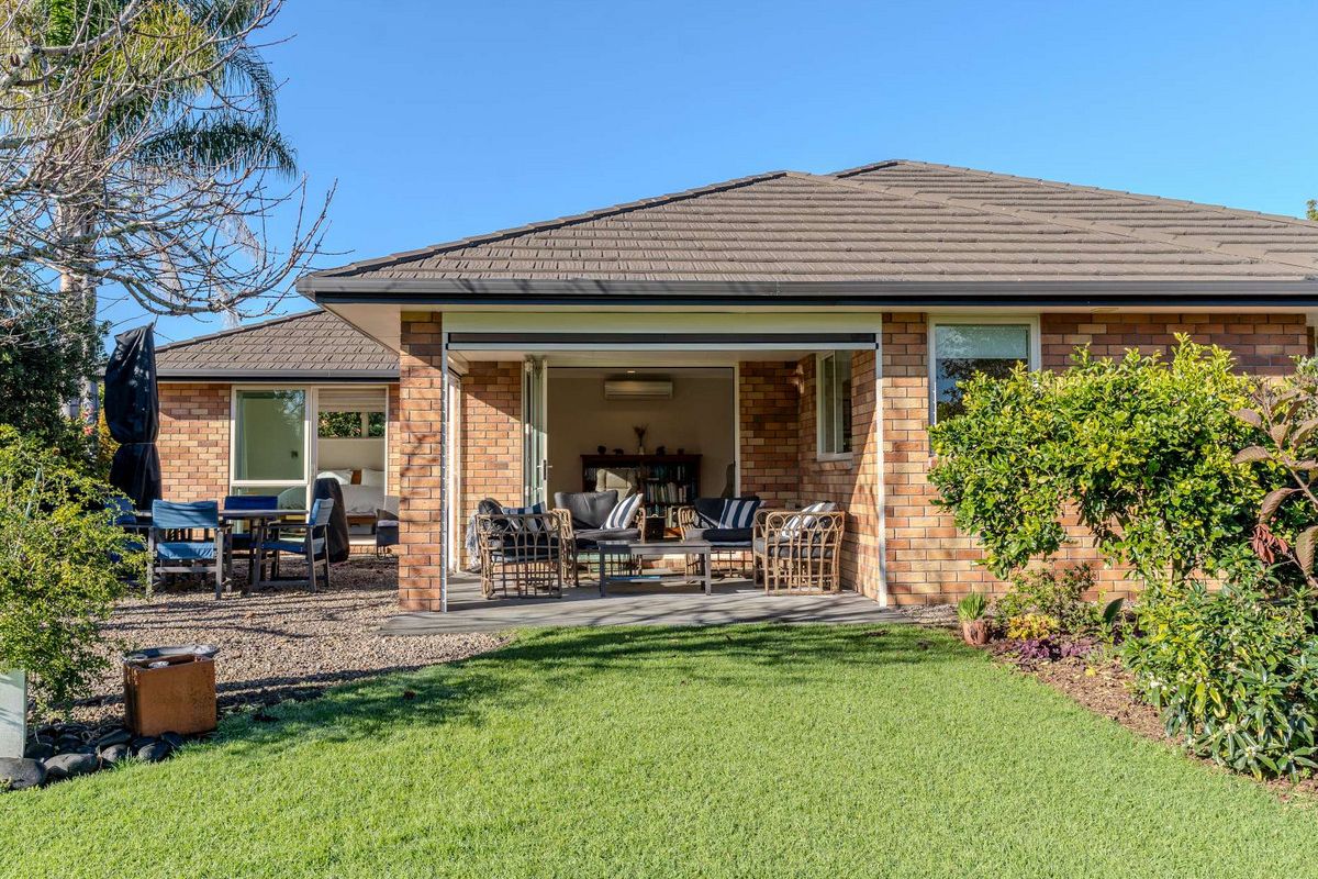 PRIVATE LIVING CLOSE TO TOWN - Vista 4