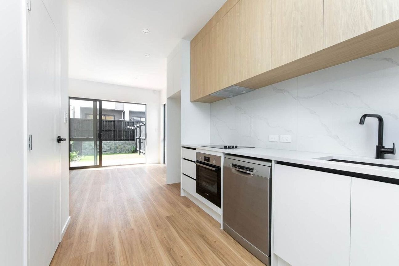 Modern 3-Bedroom Townhouse in a Prime Location - Aanzicht 2