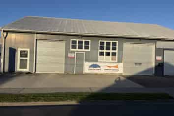 200m² industrial unit with excellent access