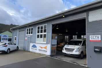 200m² industrial unit with excellent access