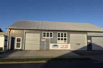 200m² industrial unit with excellent access