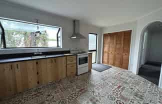11B Mountain Road, Western Heights
