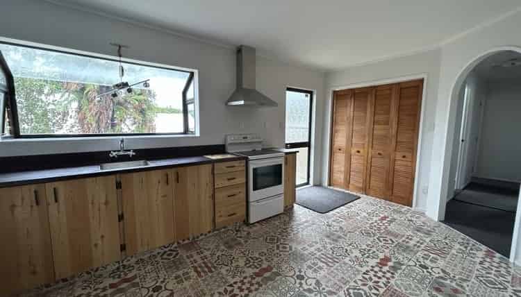 11B Mountain Road, Western Heights