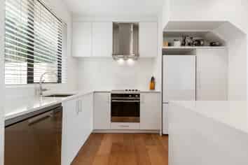6/4 Glen Atkinson Street, St Heliers