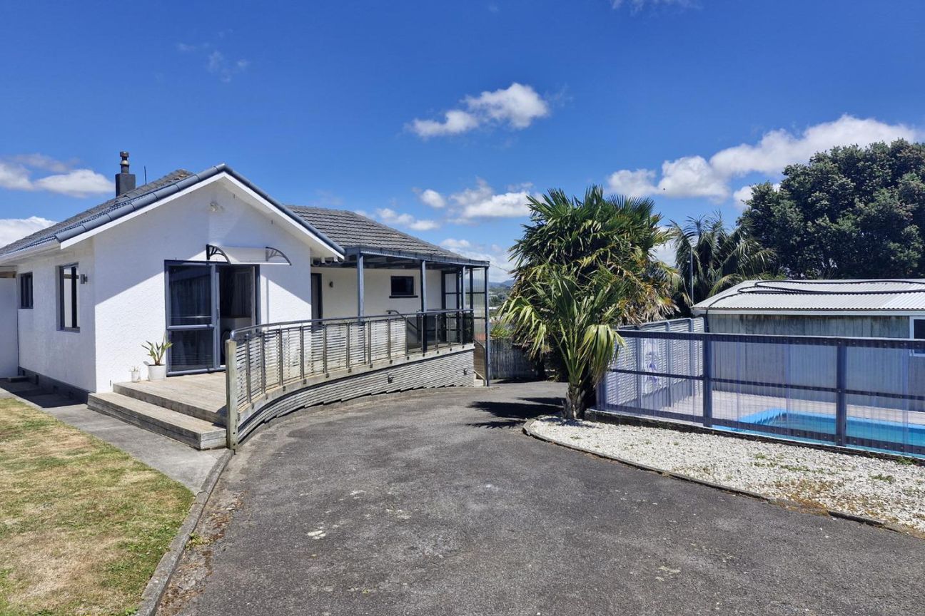 Stunning Oasis with Views - Aanzicht 2
