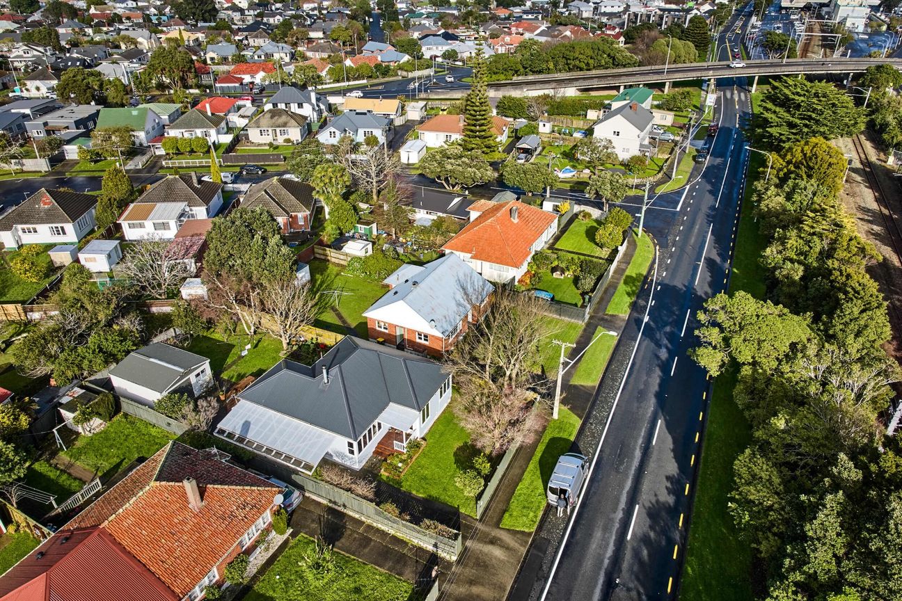 Charming starter home or smart investment - Vista 3