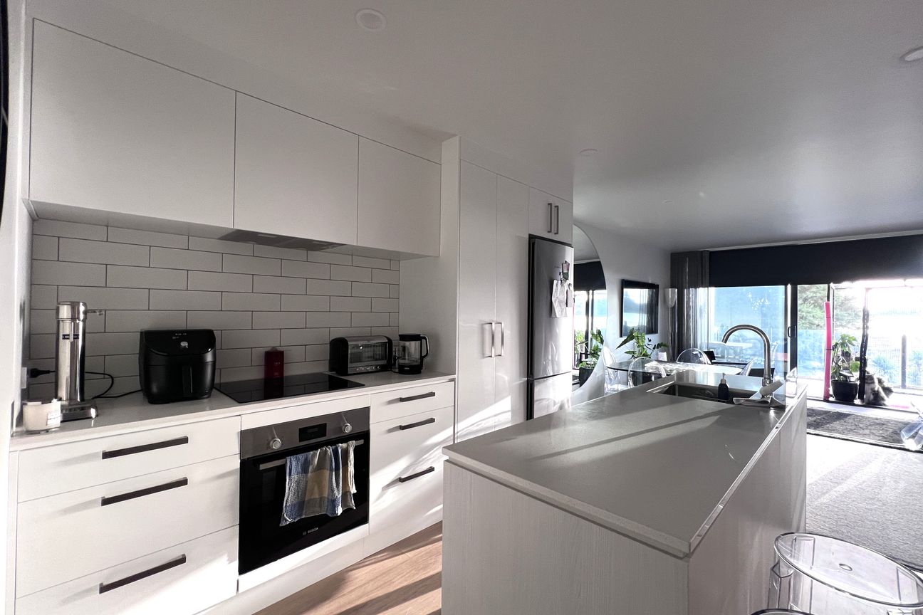 Sea Views and next to the Daisy Hardwick! - Vista 4