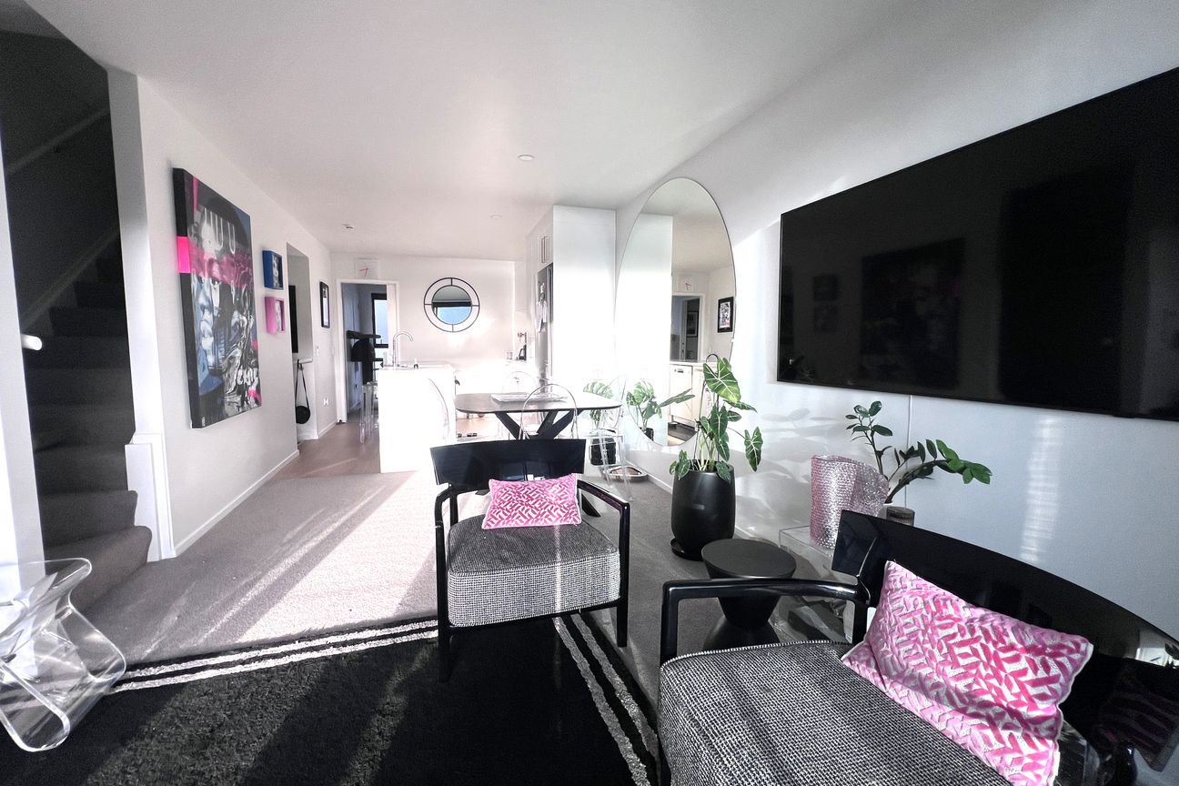 Sea Views and next to the Daisy Hardwick! - Vista 2