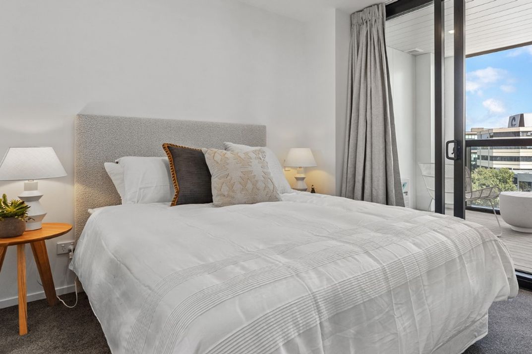 Modern 1 Bedroom Apartment with Private Deck – Ellerslie - Bild 2