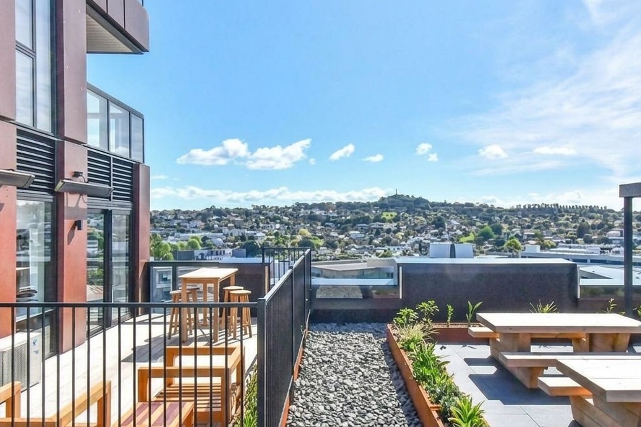 Modern 1 Bedroom Apartment with Private Deck – Ellerslie - Fler