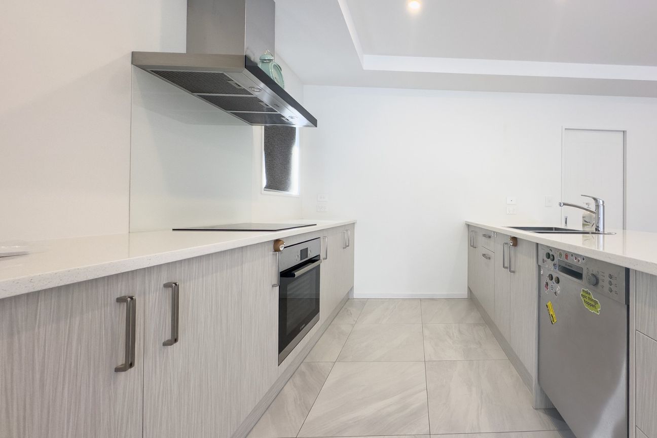 Exceptional three-Bedroom House with Secure Garage Parking for Rent - Aanzicht 5