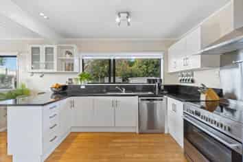 1/893 Beach Road, Waiake