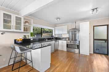 1/893 Beach Road, Waiake