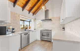 11 Moffat Road, Red Beach