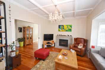 16 Invermay Ave, Sandringham