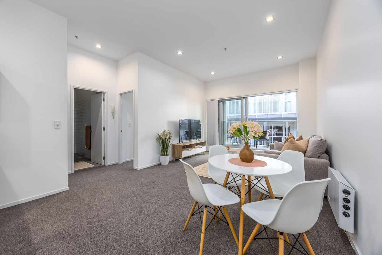 Sunny City-Fringe Living in Popular Uptown Apartments - Ansicht 5