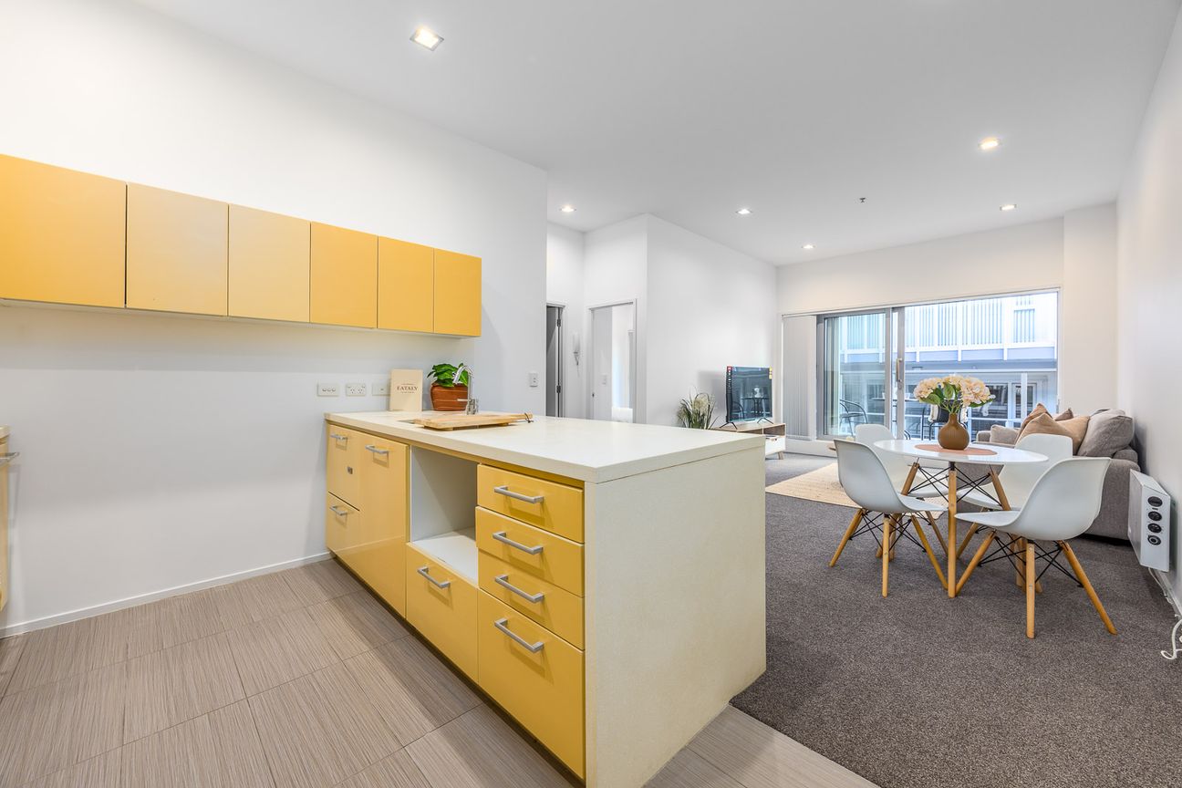 Sunny City-Fringe Living in Popular Uptown Apartments - Mehr