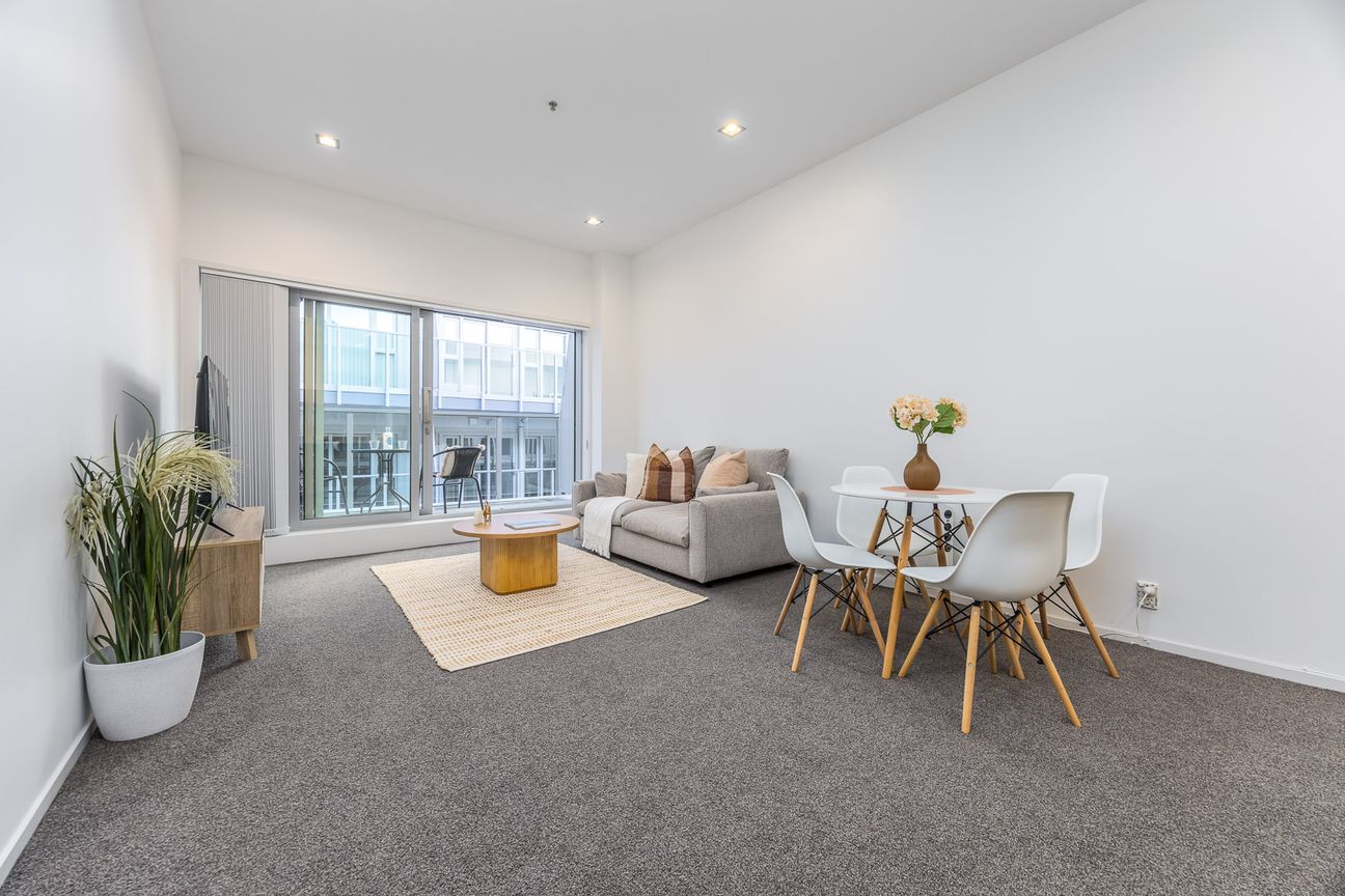 Sunny City-Fringe Living in Popular Uptown Apartments - Ansicht 3