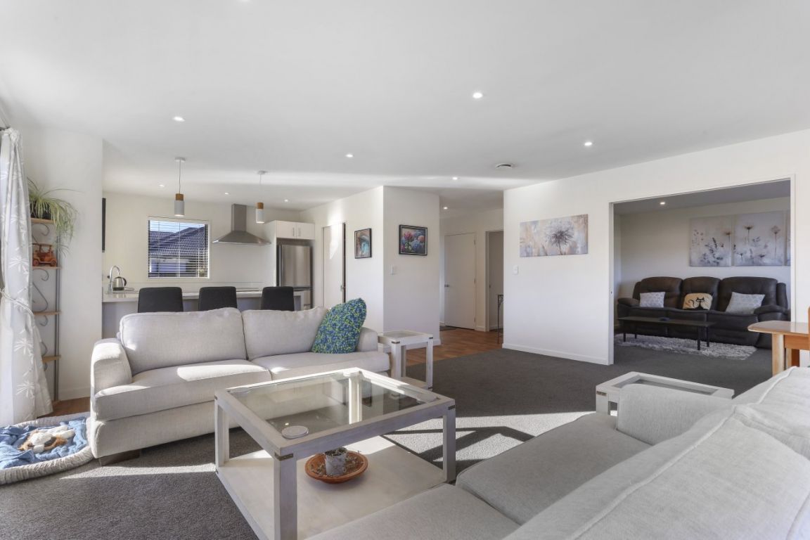 Sun, Space & A Sought-After Location - Widok 3