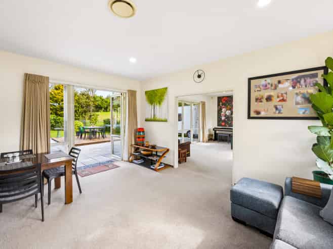 12 Woodfern Crescent, Titirangi