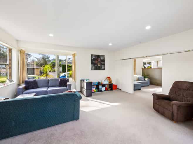 12 Woodfern Crescent, Titirangi