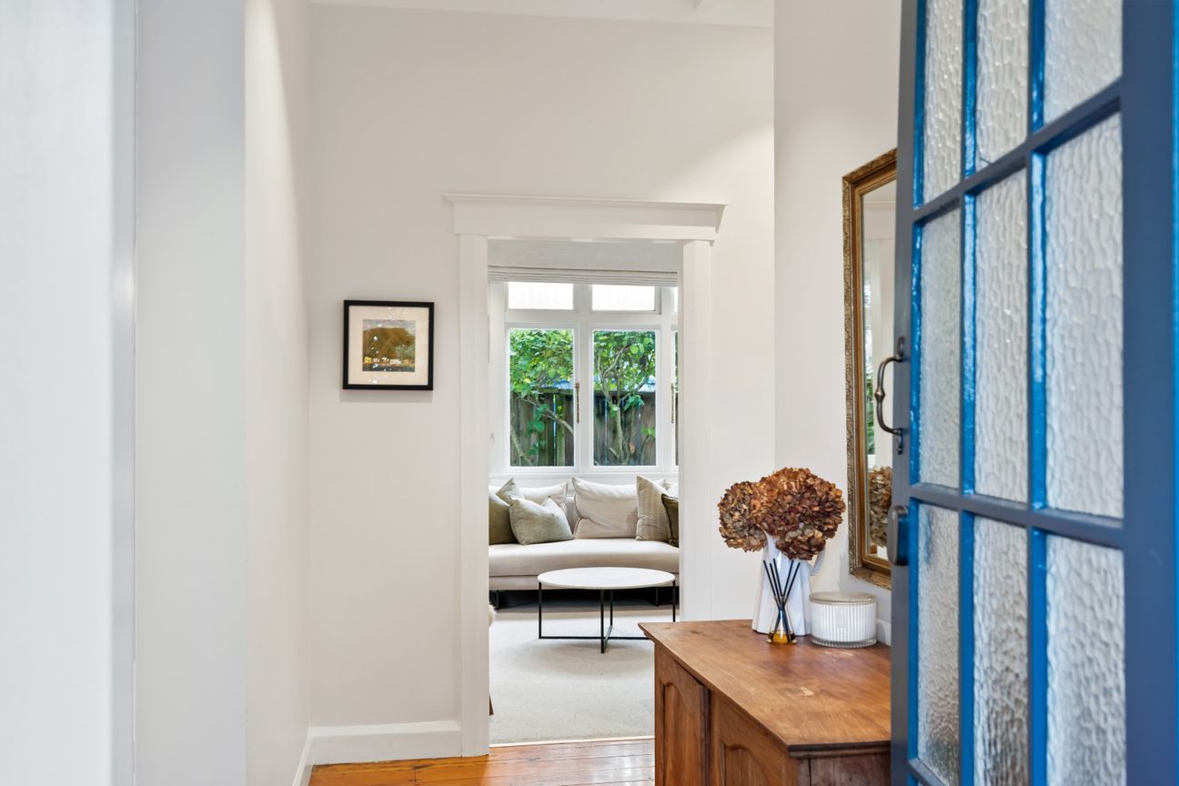 Pretty as a picture. Positioned to perfection. - Vista 5
