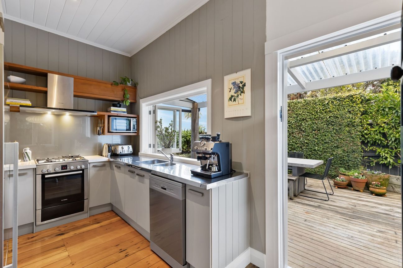 Pretty as a picture. Positioned to perfection. - Vista 3