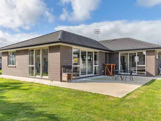 15 Barry Curtis Place, Levin