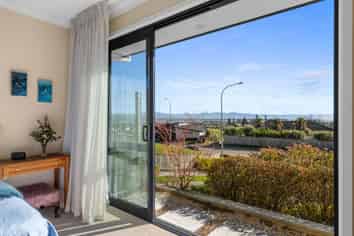221 The Ridgeway, STOKE