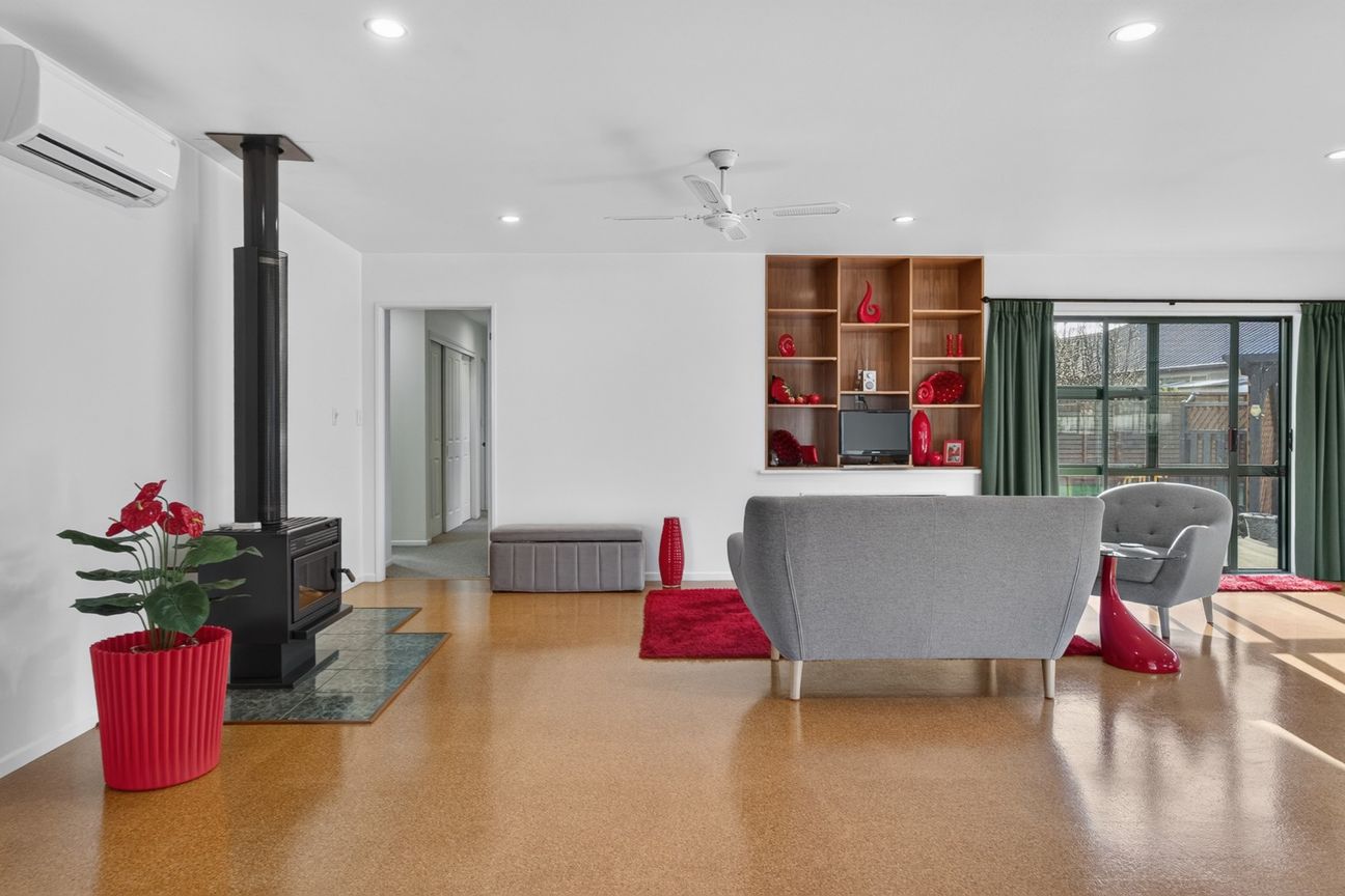 Sun-Filled Family Home with Space to Spare - Bild 2