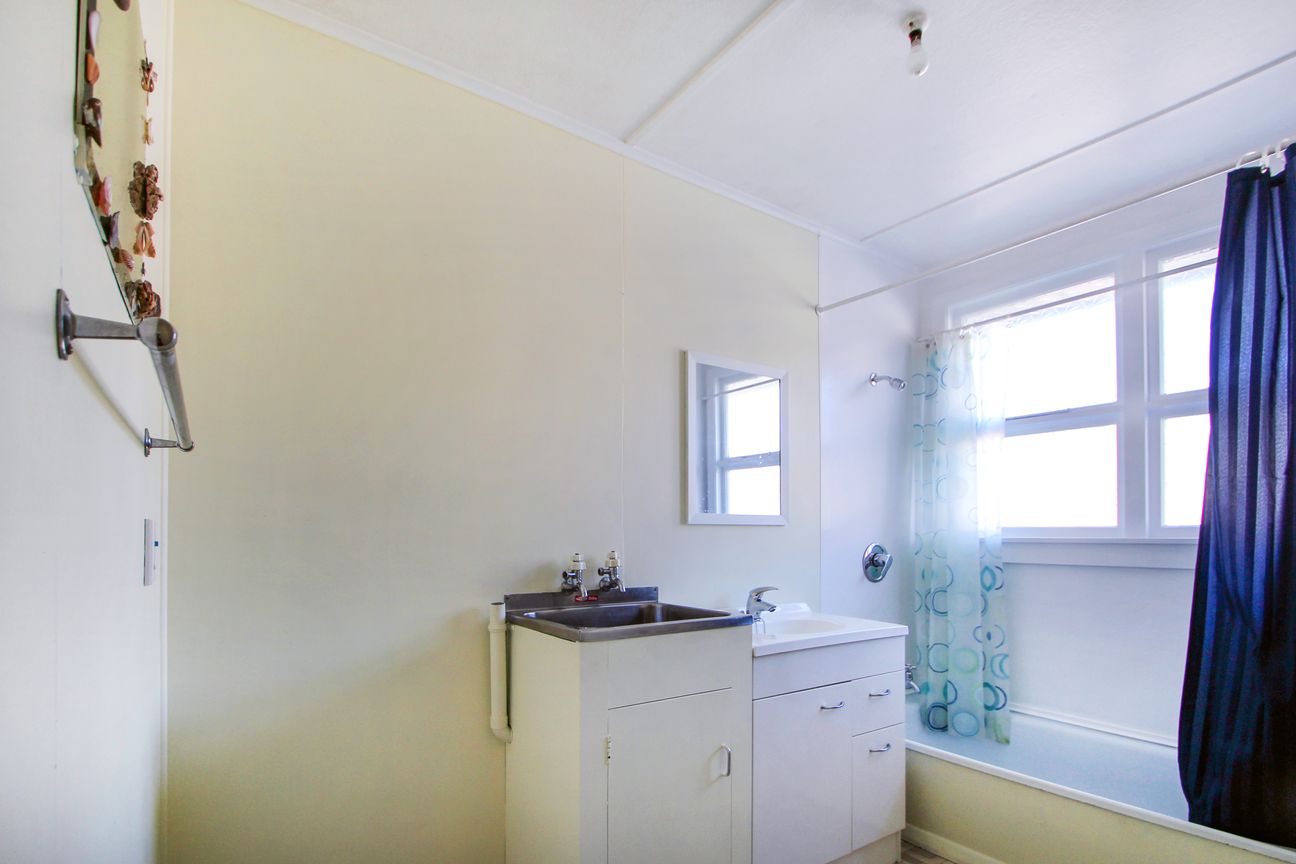 UPSTAIRS UNIT WITH VIEWS - Fler