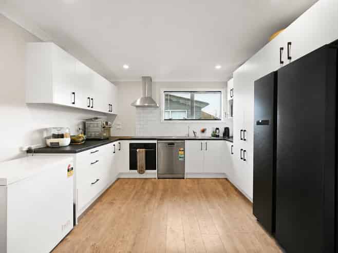 28 Pine Avenue, Bader