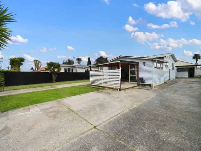 28 Pine Avenue, Bader