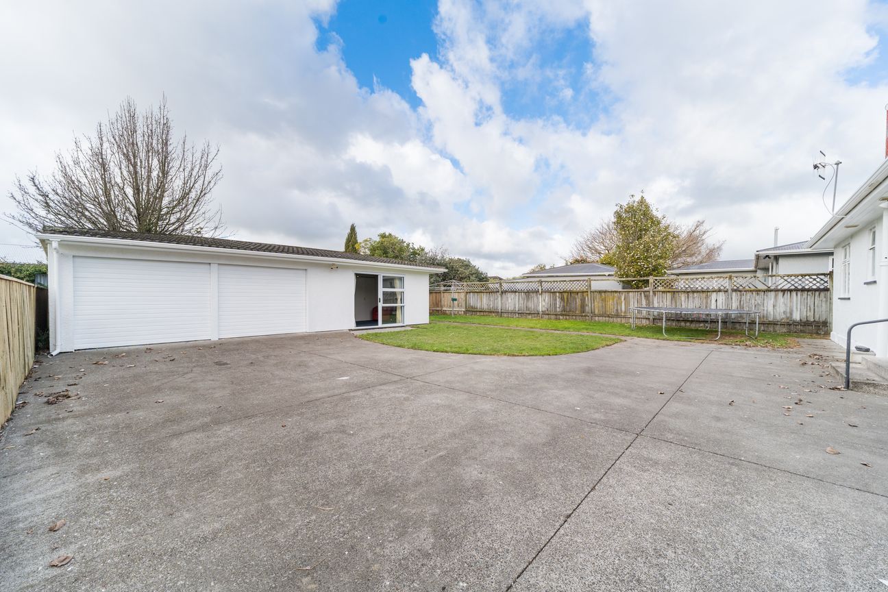 Plenty of Potential - Double Garage Plus Sleepout - Widok 2