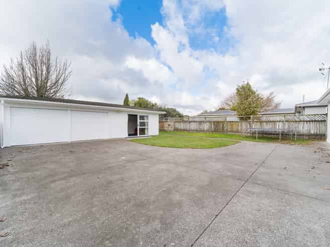 64 Keeling Street, West End