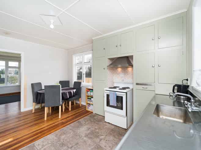 64 Keeling Street, West End